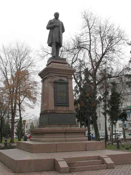 В 1996-му році пам'ятник Харитоненку-старшому, виконаний по езкізам столітньої давності, знову повернувся на своє законне місце.